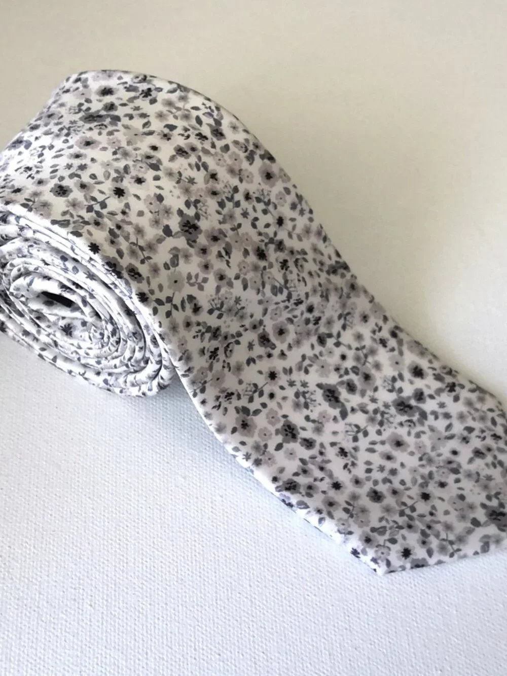 NWT Pronto Uomo Men's 100% Silk Neck Tie Classic White Black & Gray Floral Print